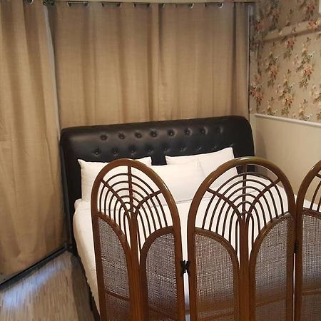 Bed And Butler Hostel Банкок Екстериор снимка