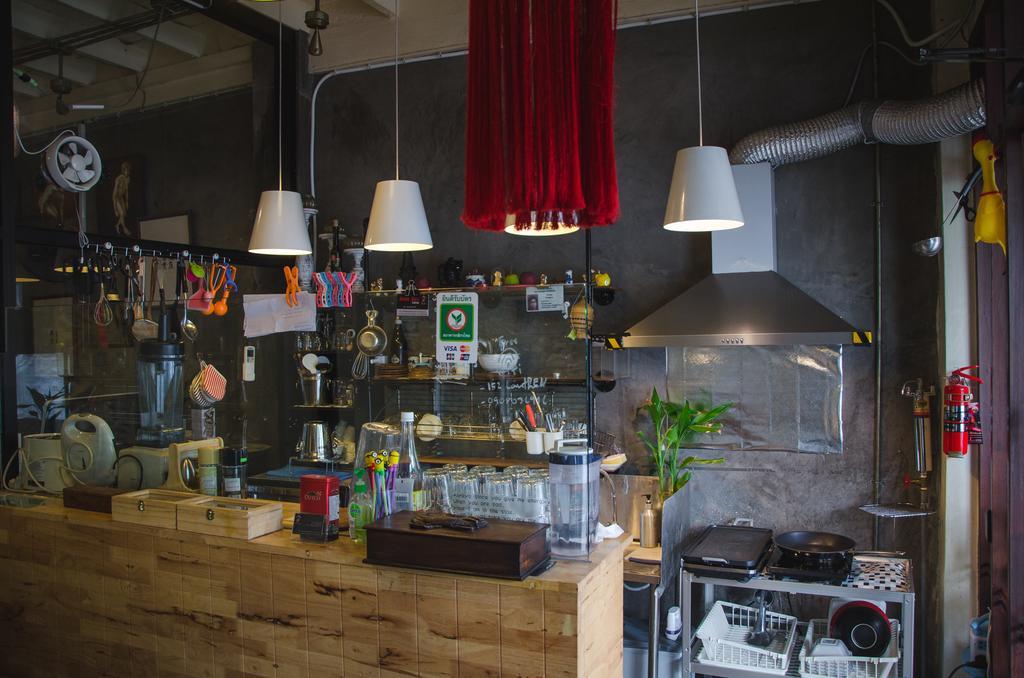 Bed And Butler Hostel Банкок Екстериор снимка