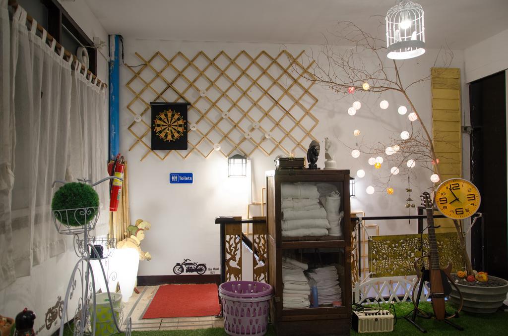 Bed And Butler Hostel Банкок Екстериор снимка
