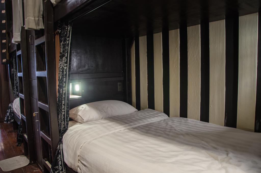 Bed And Butler Hostel Банкок Екстериор снимка