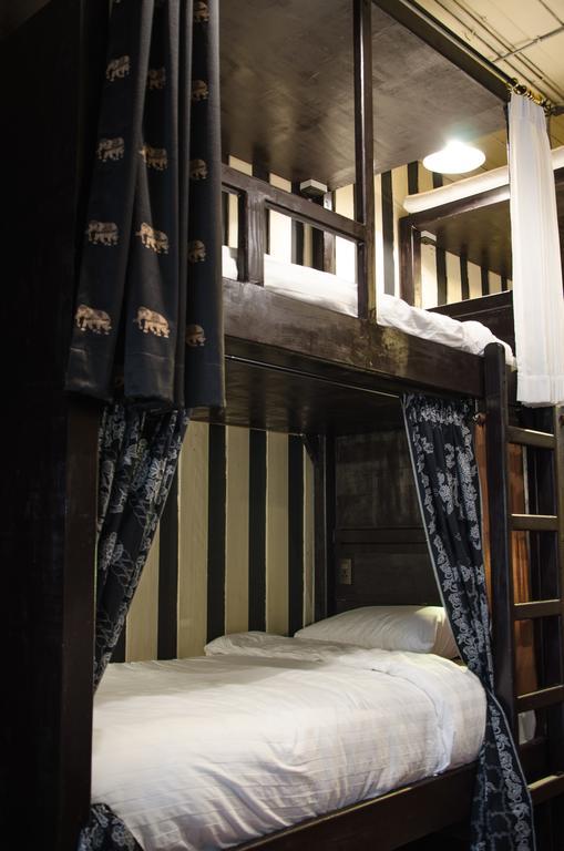 Bed And Butler Hostel Банкок Екстериор снимка