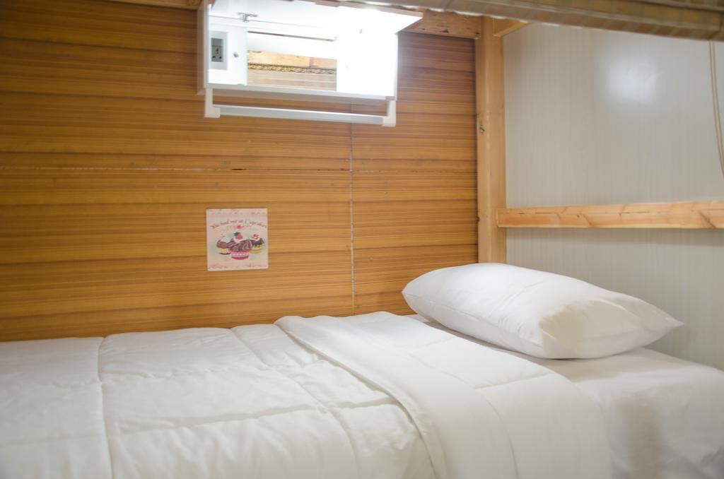 Bed And Butler Hostel Банкок Екстериор снимка