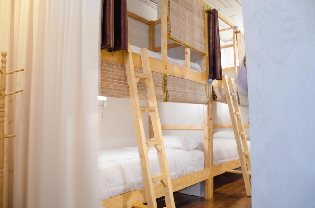 Bed And Butler Hostel Банкок Стая снимка