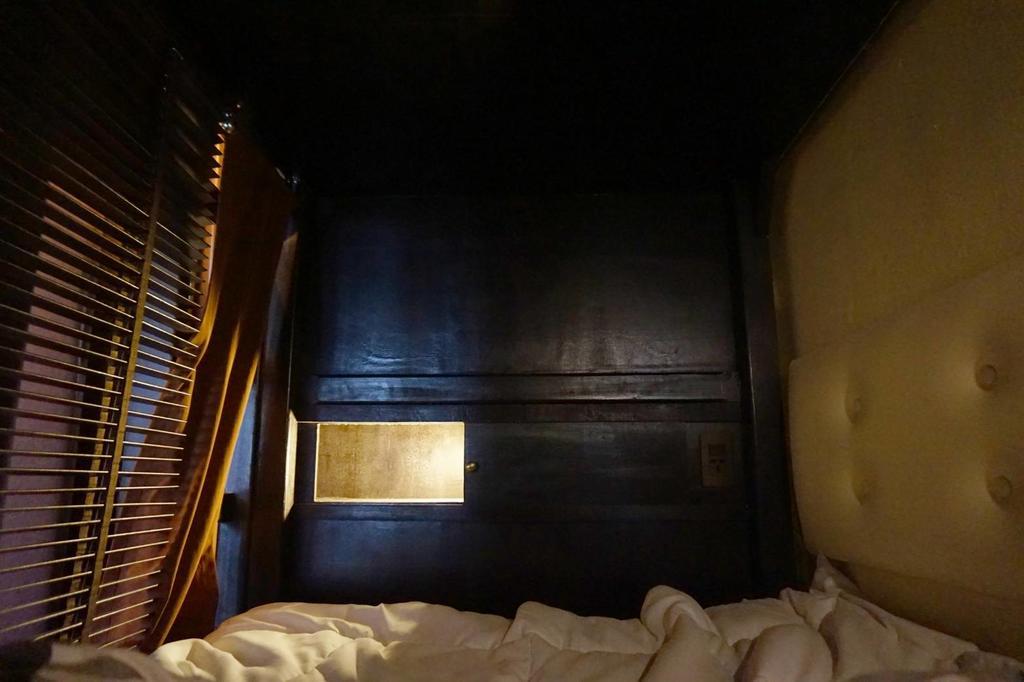 Bed And Butler Hostel Банкок Екстериор снимка