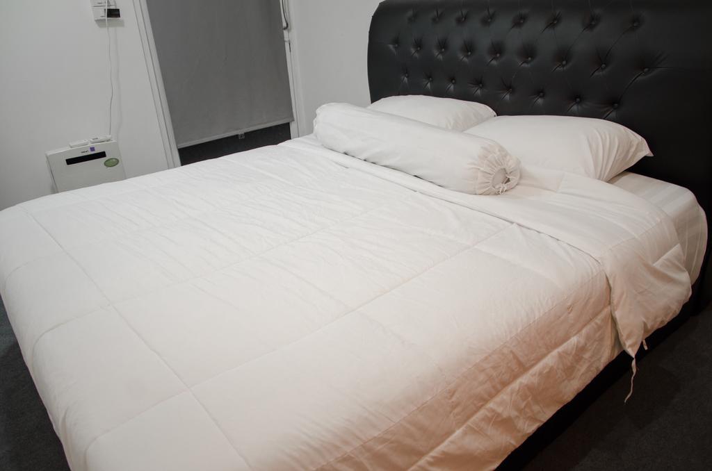 Bed And Butler Hostel Банкок Екстериор снимка