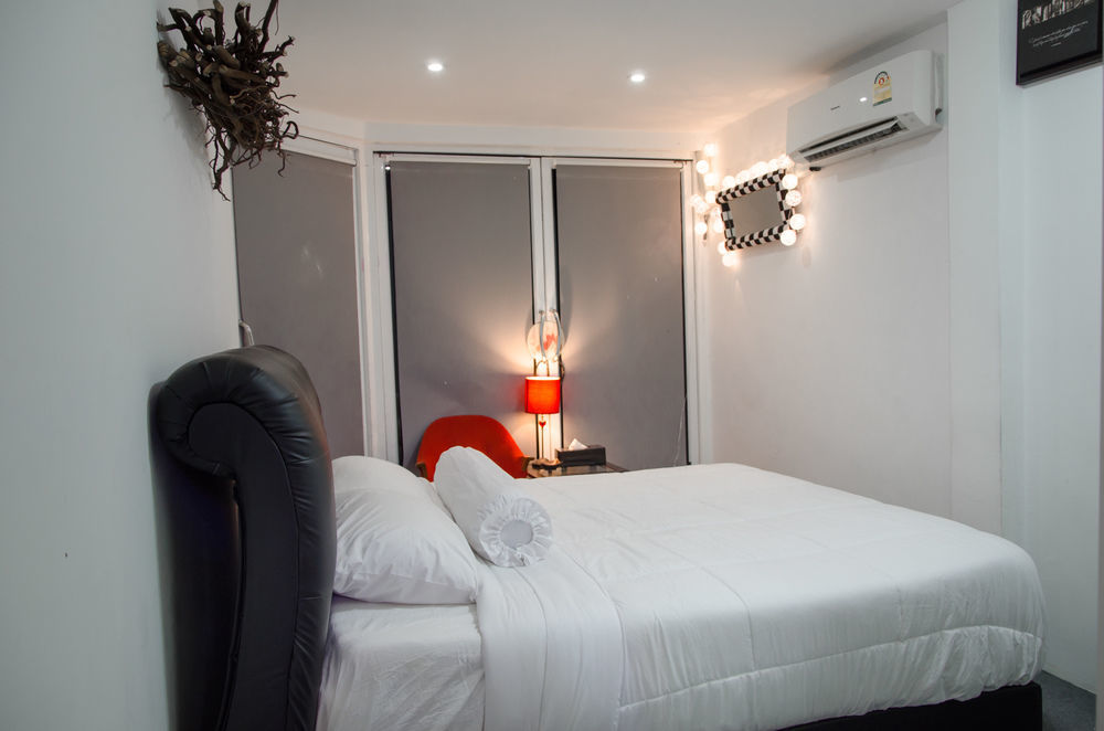 Bed And Butler Hostel Банкок Екстериор снимка