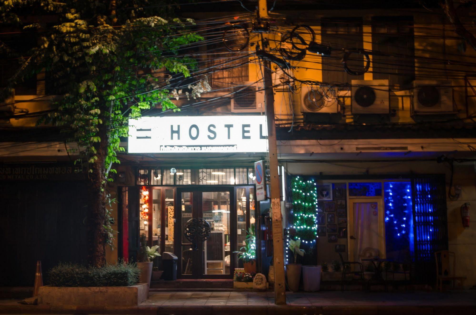 Bed And Butler Hostel Банкок Екстериор снимка