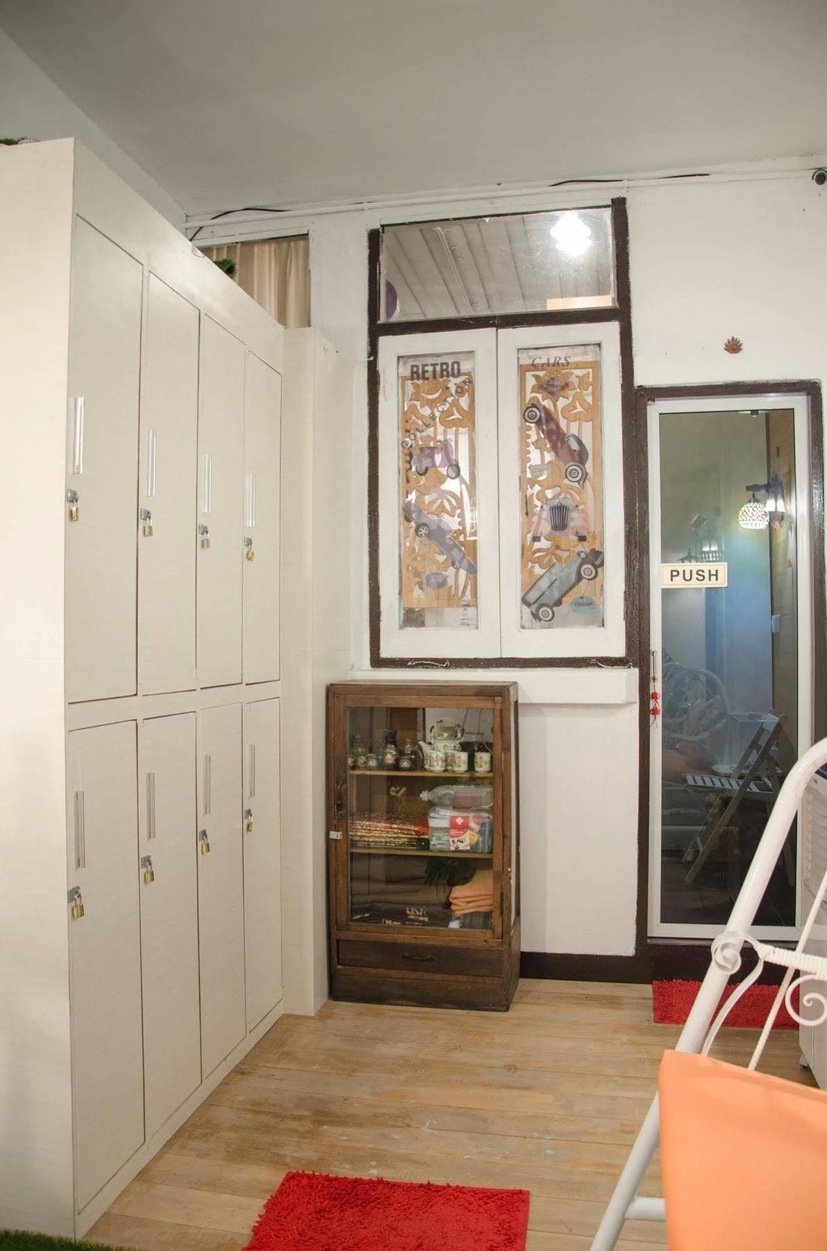 Bed And Butler Hostel Банкок Екстериор снимка