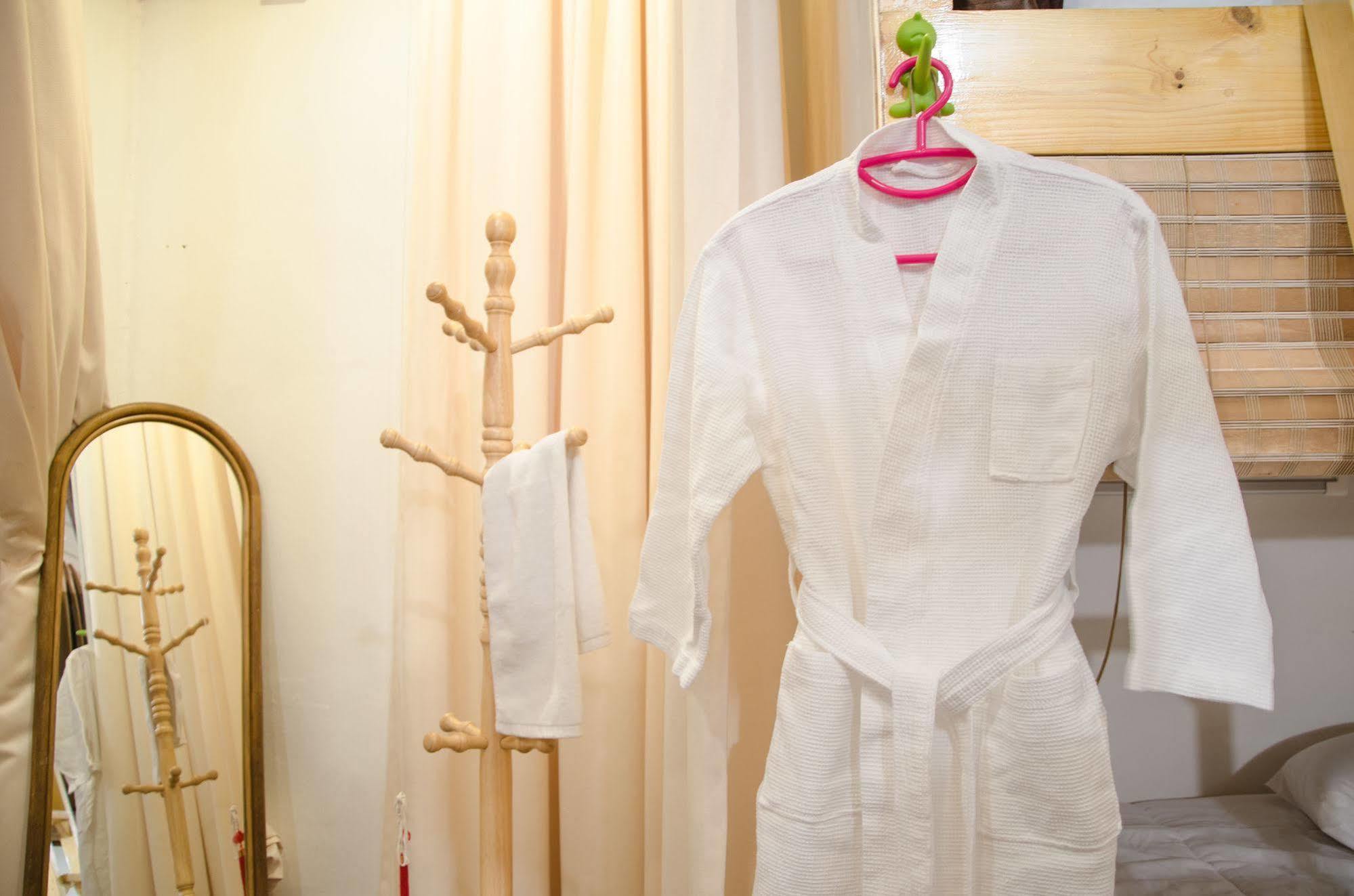 Bed And Butler Hostel Банкок Екстериор снимка