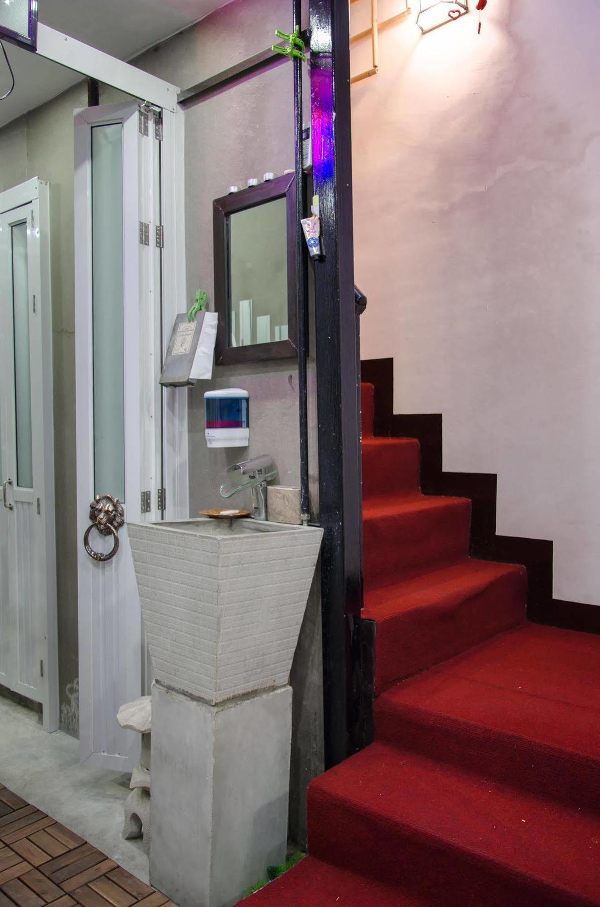 Bed And Butler Hostel Банкок Екстериор снимка