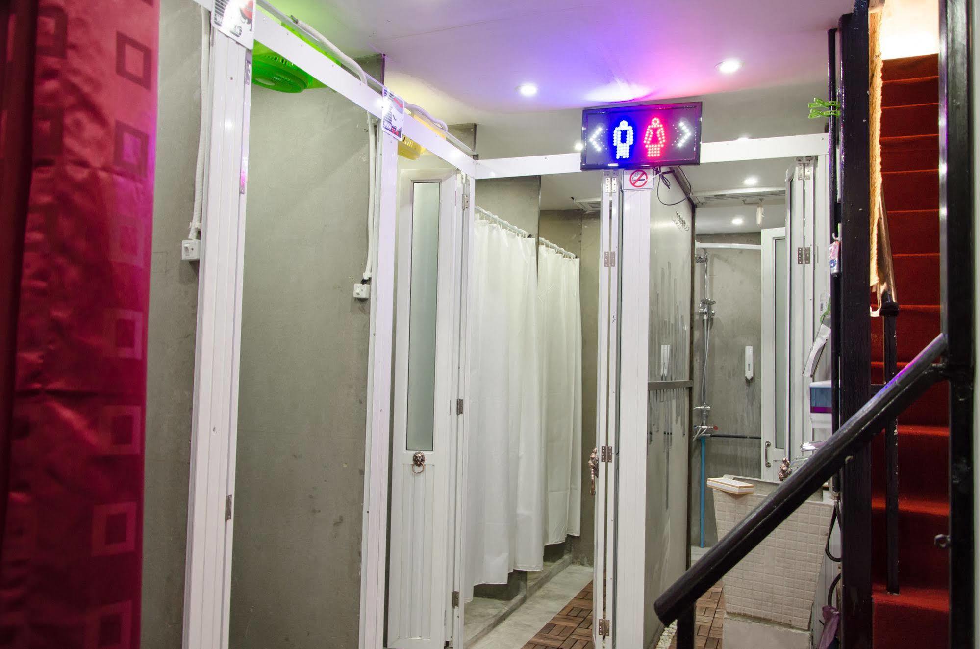 Bed And Butler Hostel Банкок Екстериор снимка