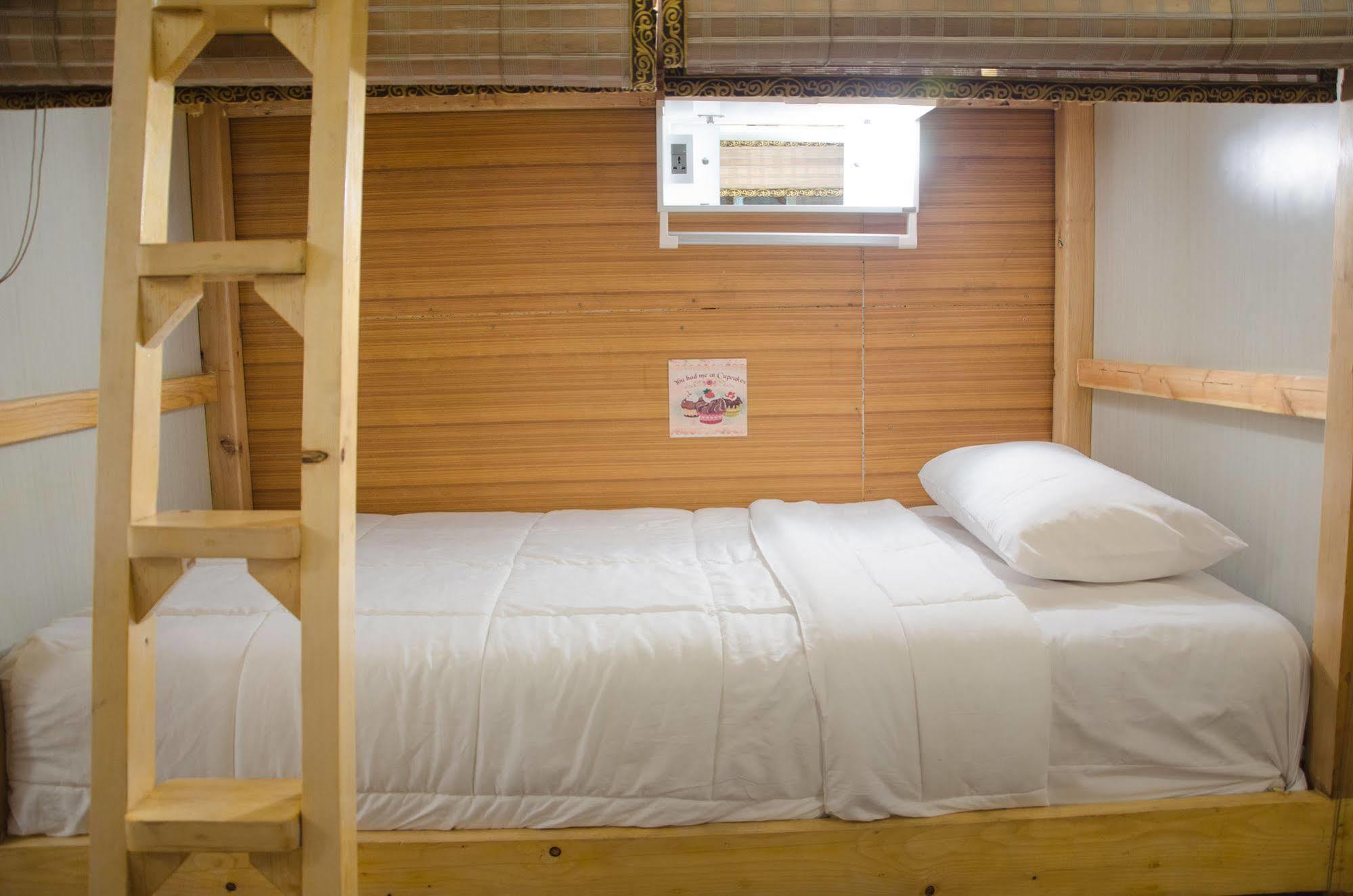 Bed And Butler Hostel Банкок Екстериор снимка